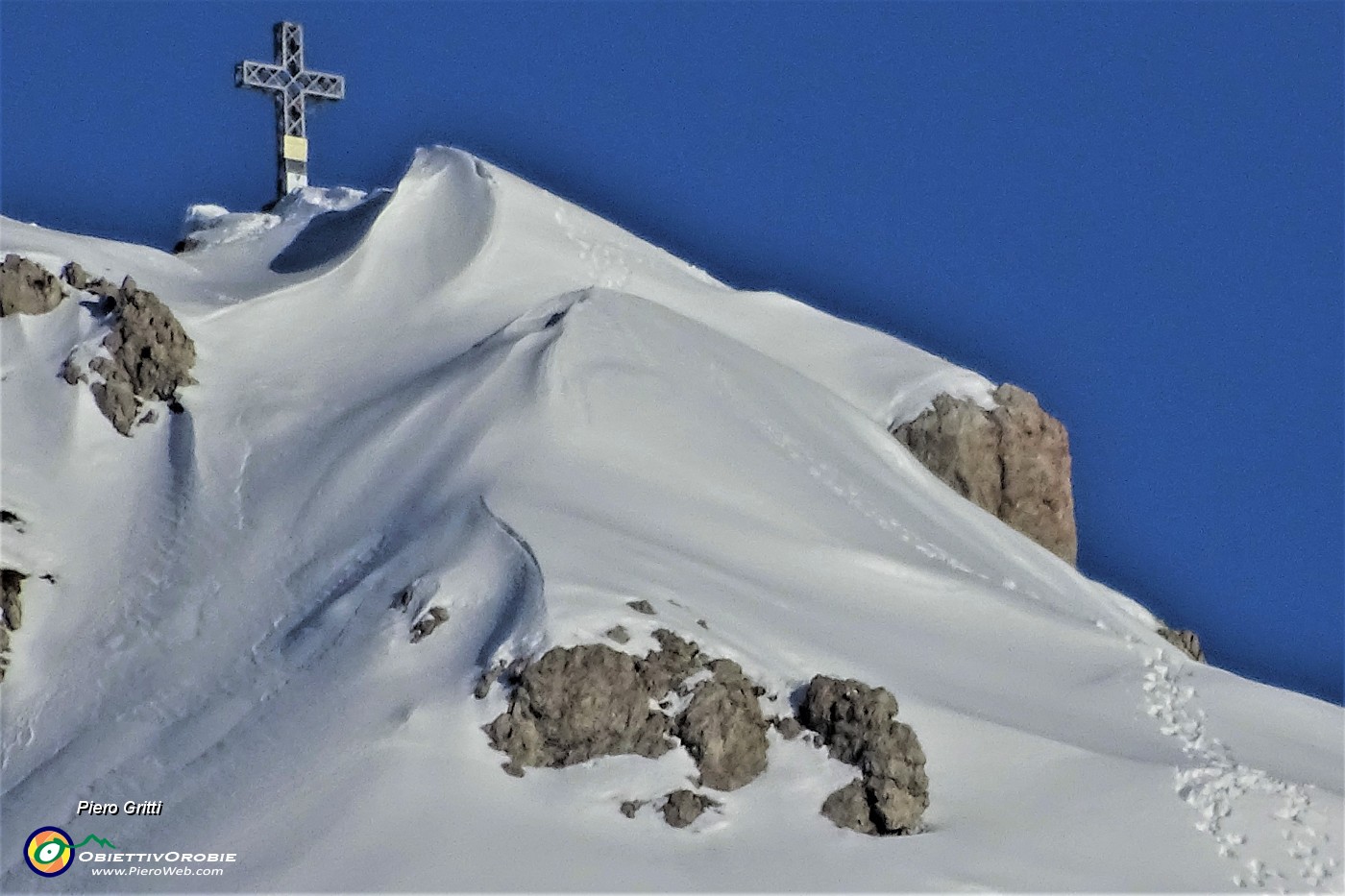 70 Maxi zoom in Cima Alben (2020 m) stracarica di neve.JPG